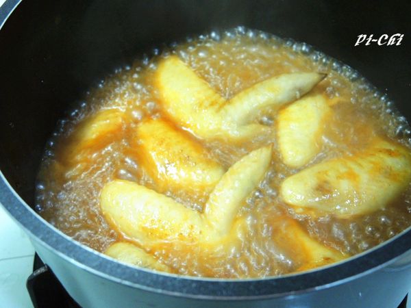 放一杯水,中小火煮到湯汁收乾放蔥拌炒一下,撒點胡椒粉