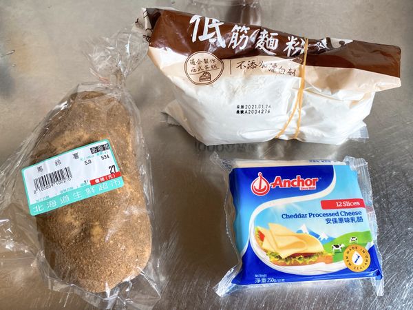參考食譜是要加入馬鈴薯粉。
家裡沒有，想說先拿低筋麵粉取代看看，也不太了解諸多粉類的各自差異。