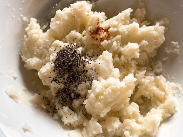 趁熱用叉子壓成泥狀後，加入調味粉（鹽、黑胡椒粒和七味粉）。
份量的多寡視個人習慣，本人口味偏淡。