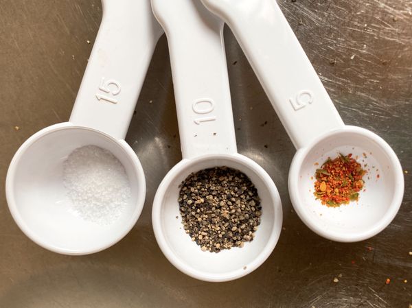 我的調味：黑胡椒粒比鹽還多。