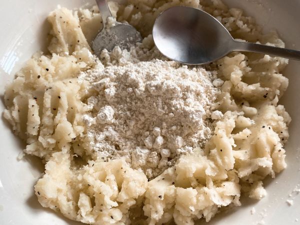 加入麵粉混勻。
麵粉：馬鈴薯泥的比例是（1：1）。
想要吃軟一點的可以少加一點麵粉，反之增加。