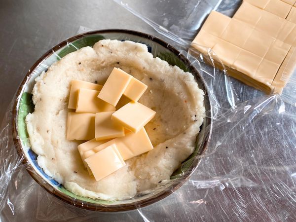 中間加入起司後捏好，不要讓起司跑出來。