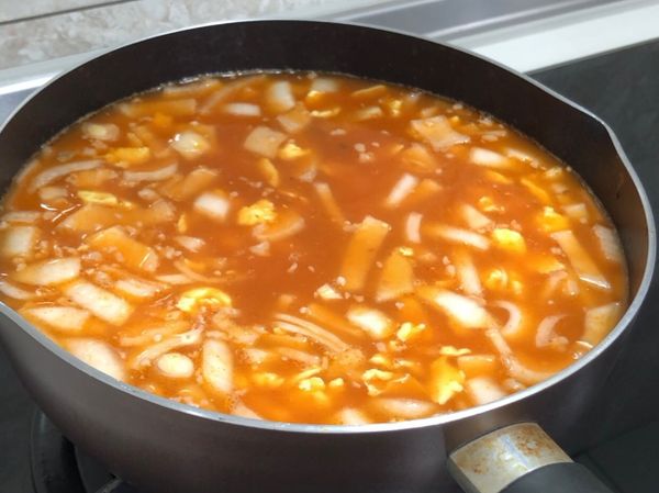 炒完加一起，倒兩罐罐頭煮開