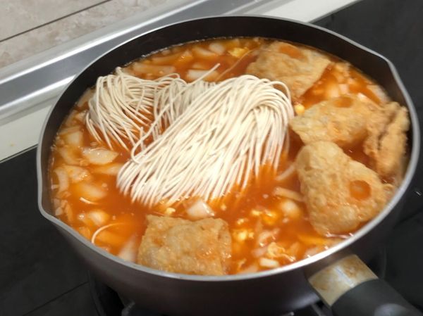 關廟麵加下去煮開就可以上桌囉
（這時候可以加自己喜歡的食材剛好清冰箱）
