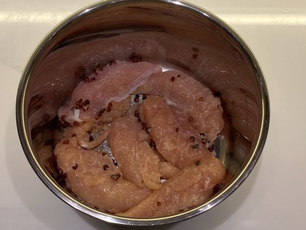 鹽(A)、花椒粒及米酒混勻，塗抹在雞里肌肉正反面