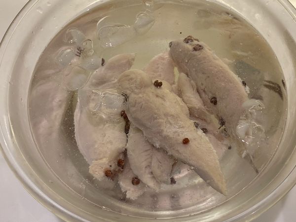 1.準備一盆冰水，雞肉蒸好確認熟了就馬上取出，放入冰水中浸泡約10秒，瀝乾
2.內鍋的雞汁記得保留，待用