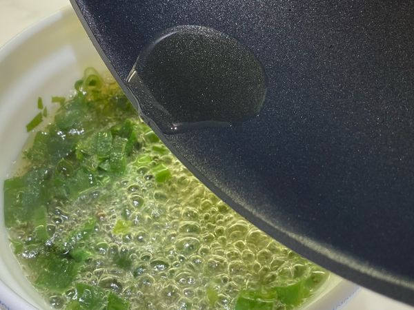 蔥油醬製作：蔥花、鹽(B)及步驟4的雞汁(取43.5克)放在碗裡，將步驟5的風味油趁熱沖至雞汁蔥花上，拌勻即可。