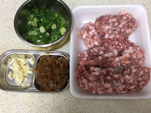 菜心切碎，蒜頭切末，蔥切蔥花。