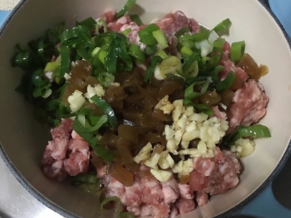 留一些蔥綠，其餘材料放入鍋中，並加入菜心湯汁、白胡椒粉，及少許醬油，攪拌均勻，可以直接用瓦斯爐煮，也可放入電鍋蒸煮。