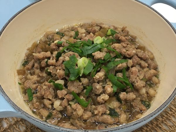 煮至絞肉熟了，調整味道，撒下蔥綠即可。