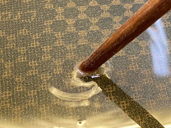 蔥油醬製作：取一鍋子進行熱鍋，將油及S&amp;B 辣油（四川風）(A)熱至筷子輕觸油，表面會起小泡泡，即可關火