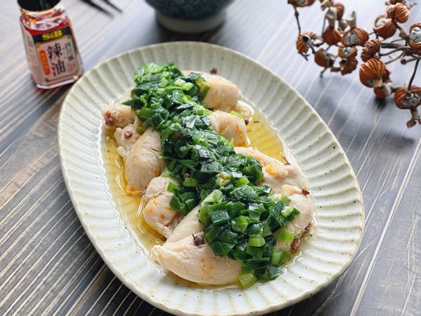 雞肉鋪在盤上，表面鋪淋上蔥油醬及滴上S&amp;B辣油（四川風）(B)提味就完成嘍，請好好享用！