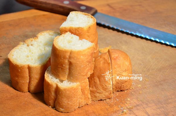 準備麵包粉。把麵包切小塊一點，直接丟到食物調理機裡面去打。還有一些沒辦法打的，直接用手剝開。