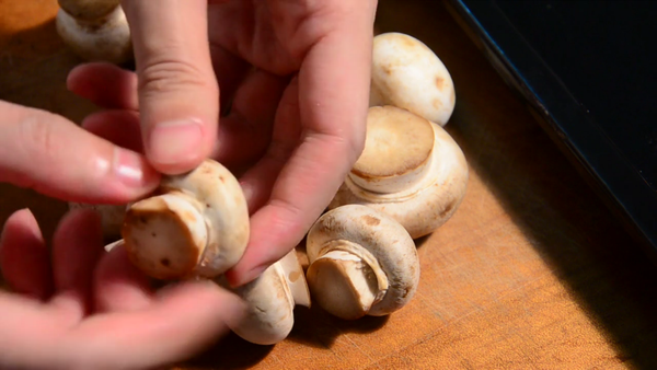 把蘑菇的菌柄（柱狀的部分）拔乾淨，騰出來的空間準備填入材料。