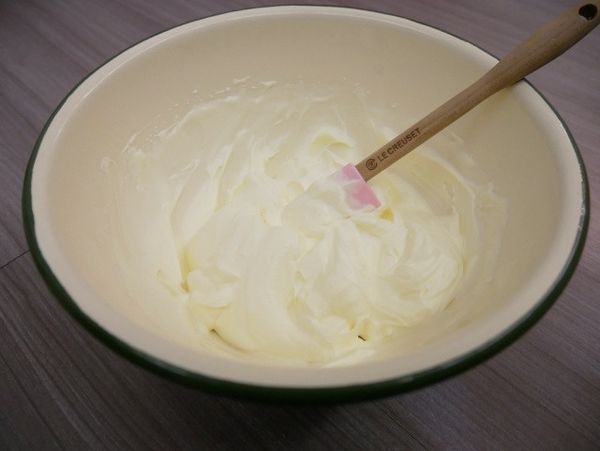先將鮮奶油與砂糖打至硬挺備用。