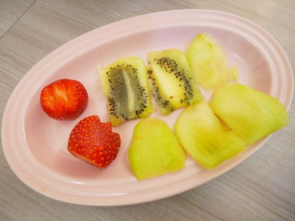 將草莓頂端切成花型鋸齒狀、奇異果則切下四邊圓弧狀（葉子）、兩片方形（莖）