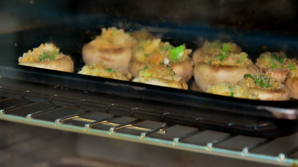 烤箱預熱攝氏180度，將蘑菇送進烤箱15分鐘。