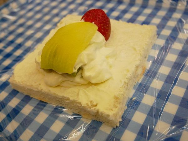 再將一片奇異果（葉子）疊上。