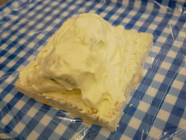 最後整體用鮮奶油包覆起來。