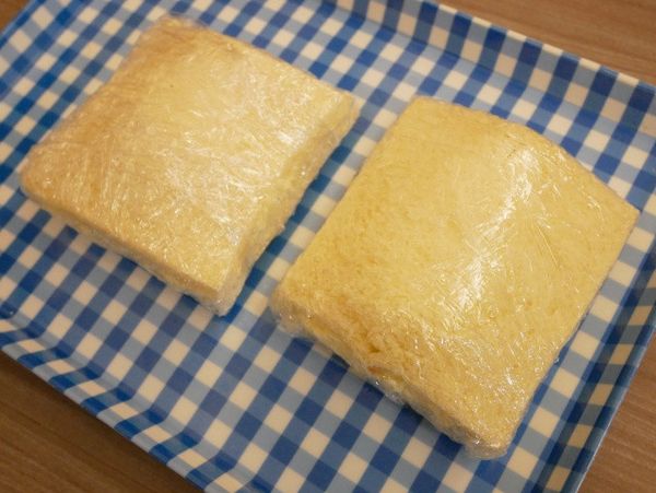 蓋上白吐司稍微包緊後用保鮮膜包起來放入冰箱冷藏一小時，接著從中間切開就完成囉～
