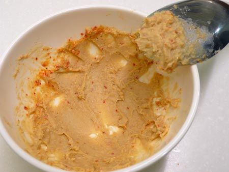 小碗放入豆腐乳，以湯匙背碾平碾碎 (筷子、叉子較易有粗粒，碾不夠細)