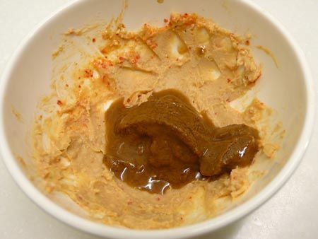 放入芝麻醬&amp;其餘調味料，加熱水一大匙