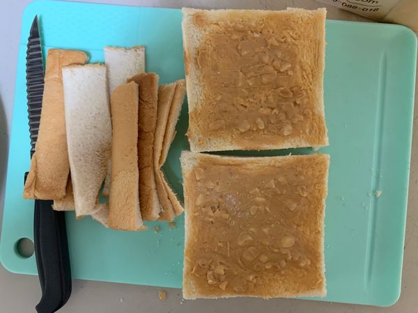 吐司面抹上花生醬