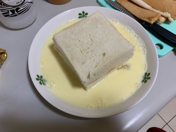 吐司四面均勻吸入蛋液