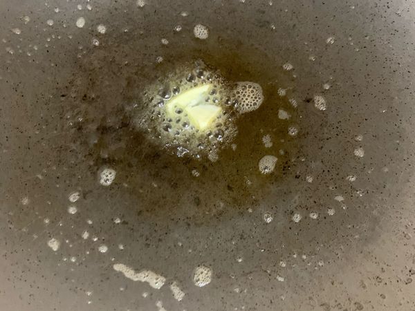 奶油塊放入
熱鍋（我用小火）
大火會讓奶油燒焦