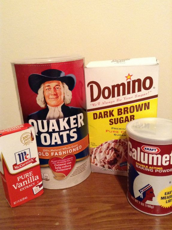 室溫奶油和黑糖攪拌均勻後加入全蛋和香草精