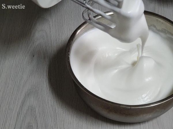 紋路清晰加最後一次糖
打至濕性發泡