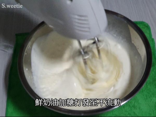 鮮奶油加糖打發至不流動
