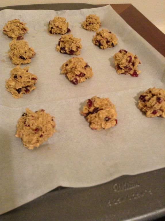 拌好後用小湯匙將麵團放在烤盤中，每一個約30g左右，依個人喜歡大小，記得每個小麵團中間要保留一點空間