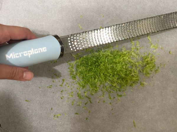 將檸檬皮ㄘㄨㄚˋ下來