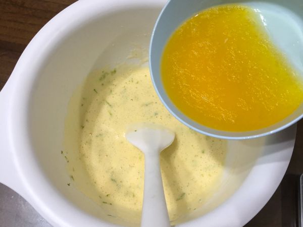 步驟三再加入融化的無鹽奶油
注意⚠️是融化！
再拌入過篩低粉、發粉
翻拌均勻