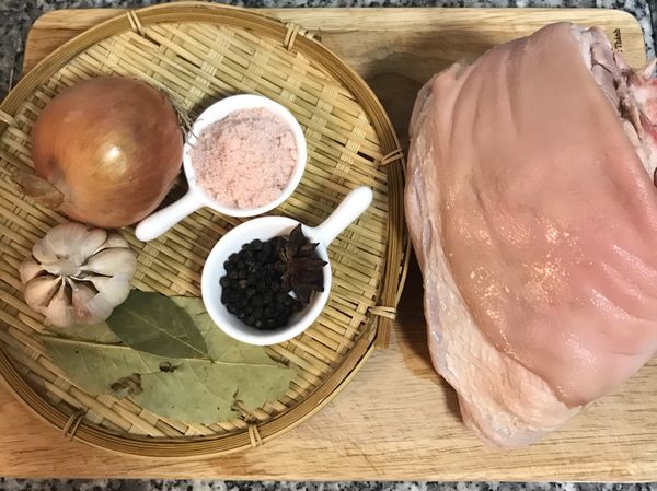 腿庫洗淨儘可能的拔除豬毛；