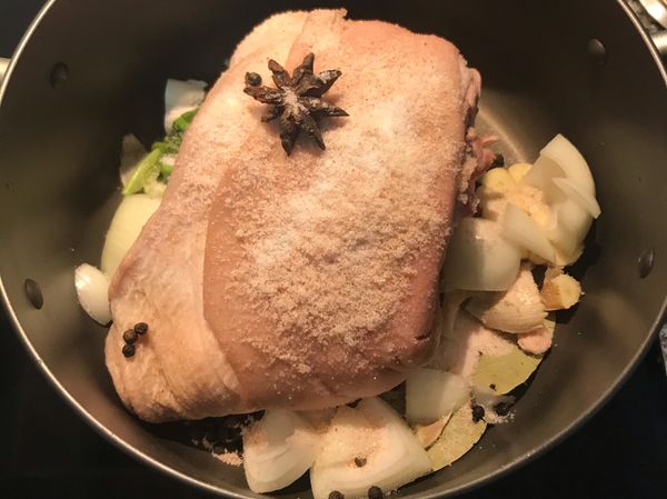 取深鍋放入所有水煮香料與鹽；