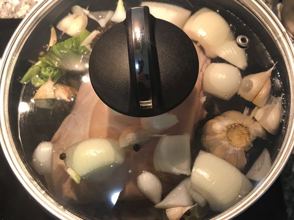 加入足量的水，放入米酒和水，大火煮滾後轉小火，蓋蓋子煮1小時；