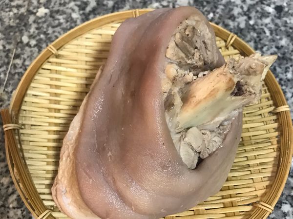 取出豬腳瀝乾；在豬皮上抹白醋，放入冰箱冷藏3小時；