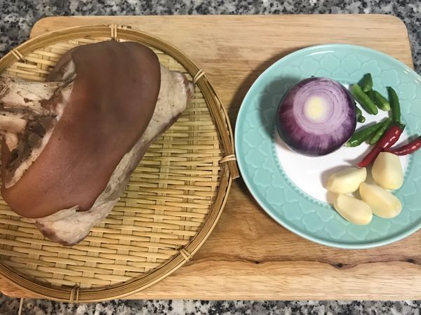 用叉子在豬皮上儘可能地多戳些洞，越細越好並用廚房紙巾擦乾；
醬料用料用可飲水洗淨，瀝乾；