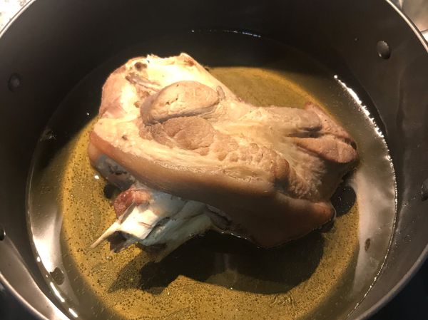 鍋裡放入可淹過腿庫一半的油燒熱到約160度；放入腿庫先炸一面；