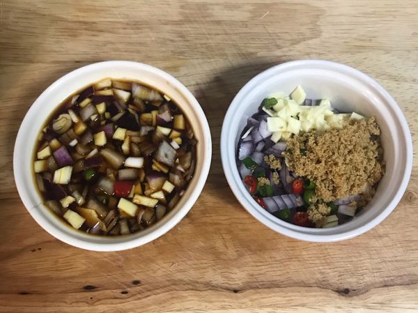 炸腿庫時，先把醬料調好，紫洋蔥、蒜頭切小丁，辣椒去籽切圈狀，加入糖、醬油和蔬果醋拌勻即可；