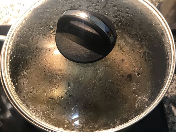 用鍋蓋蓋住，防止油爆；