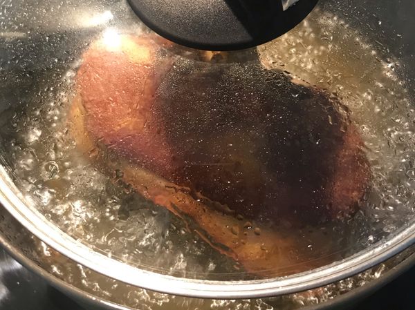 鍋蓋開一小縫關火，待沒有油爆後取出腿庫；