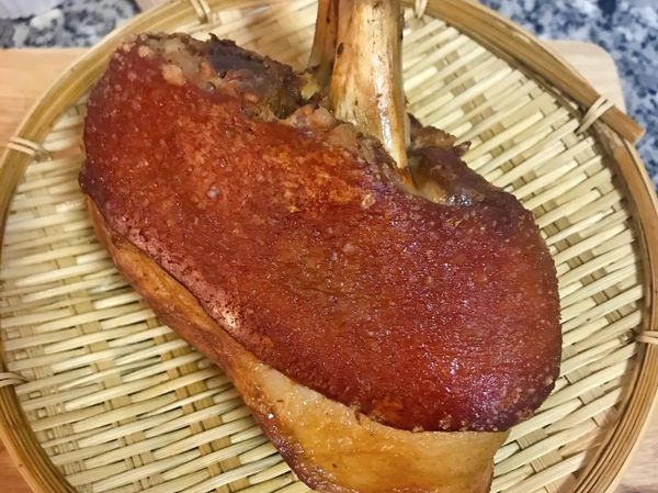 腿庫取出後略放涼；將油溫拉高到180度；