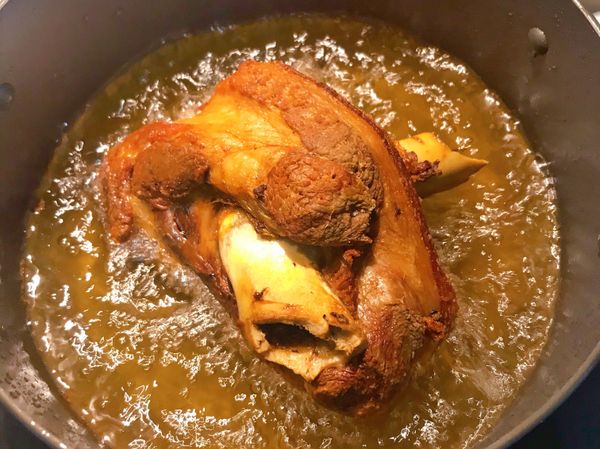 放入腿庫兩面都快速的炸30秒左右即可。