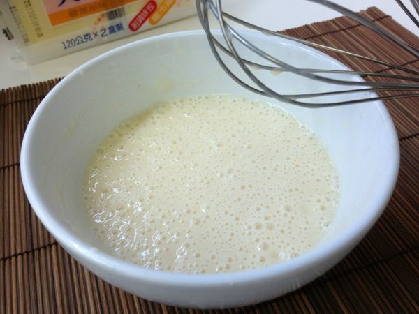 豆腐和養樂多用果汁機或食物處理機攪打成泥狀備用。