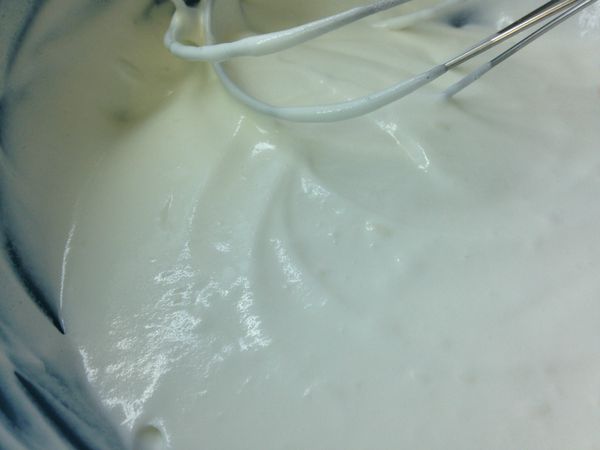 鮮奶油用電動攪拌器打至半發狀態。