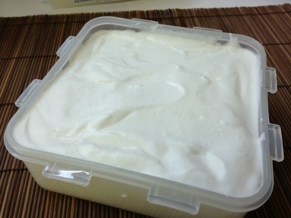 取一只保鮮盒(尺寸約:14*14*6cm)倒入，輕敲幾下讓多餘空氣跑出即可進冷凍。2~3小時後就有美味的冰淇淋嚕
**p.s.在冷凍的過程記得每隔30~40分鐘就拿出來攪拌一次~~這樣會讓冰淇淋的口感更細滑綿密唷^_^