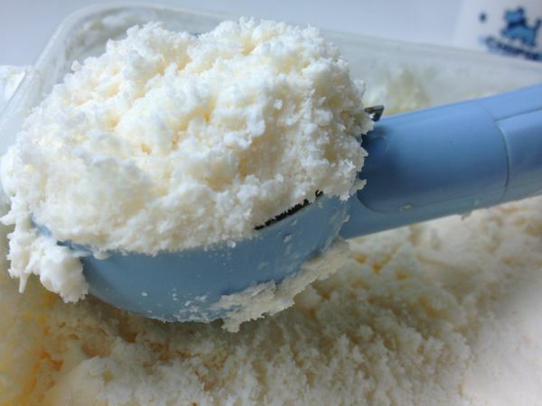 完成的豆腐多多冰淇淋，夾帶著豆腐本來就有的蛋香，和多多組合，有一種酷似加了玫瑰海鹽的芳香感，好吃又不膩口